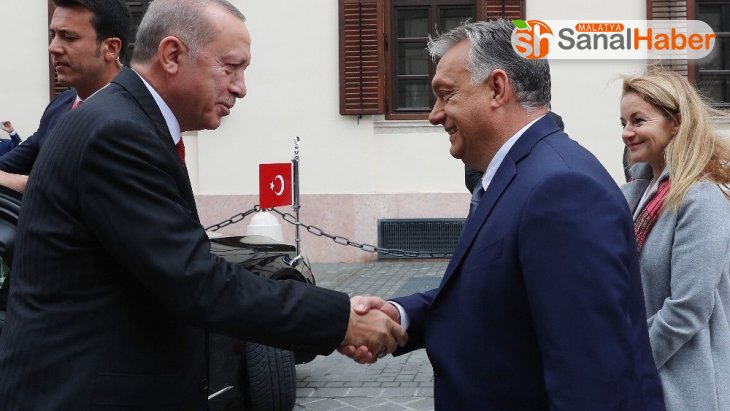 Cumhurbaşkanı Erdoğan, Macaristan'da resmi törenle karşılandı