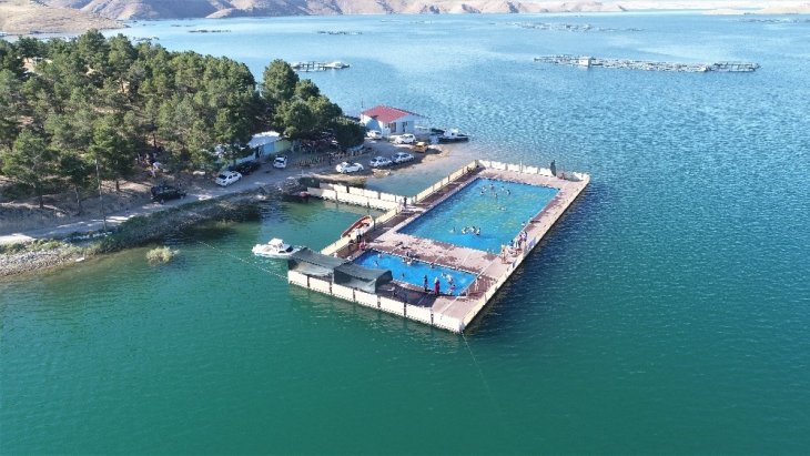 Denizi aratmayan Keban Barajı üzerinde olimpik 'Yüzer Havuz'