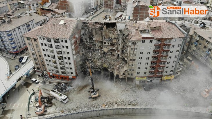Deprem sonrası bin 400 yapı yıkıldı, çalışmalar sürüyor