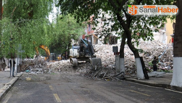 Malatya’da ağır hasar gören bina kontrollü yıkılıyor