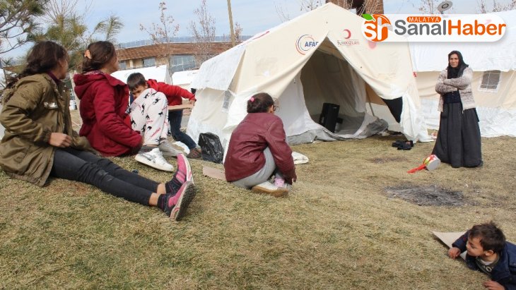 Depremzede anne, 6 çocukla çadırda hayata tutundu