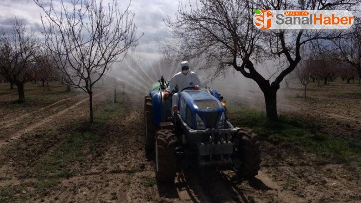 Malatya'da yaşlı şahsın kayısı bahçesini ekipler ilaçladı