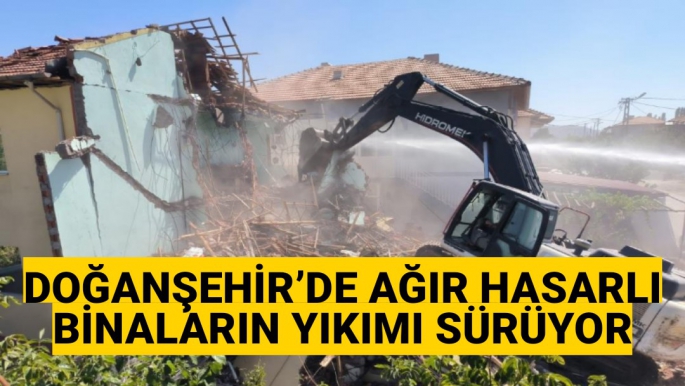 Doğanşehir´de ağır hasarlı binaların yıkımı sürüyor