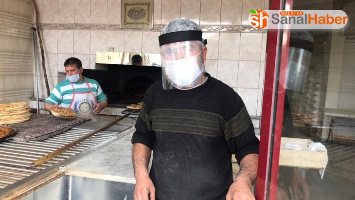 Doğanşehir'de esnaflara yüz koruyucu siper dağıtılıyor