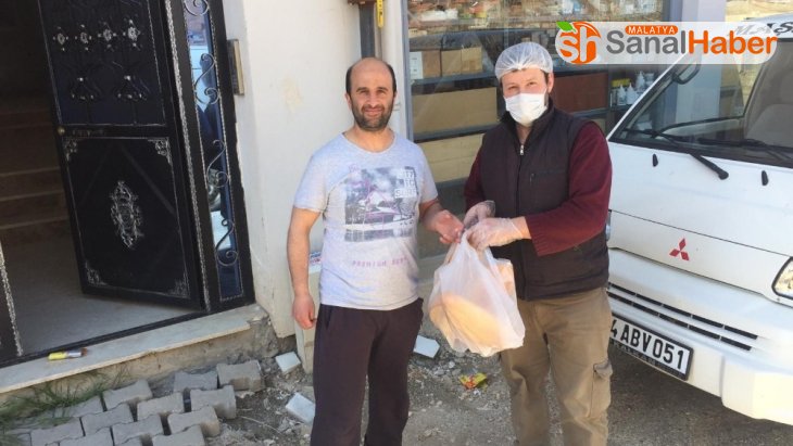 Doğanşehir'de fırıncılar ekmekleri evlere götürüyor