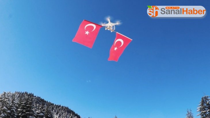 Drone ile Türk bayrağını gökyüzünde dalgalandırdı