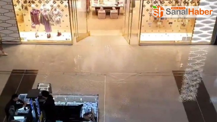 Dubai'de alışveriş merkezini su bastı