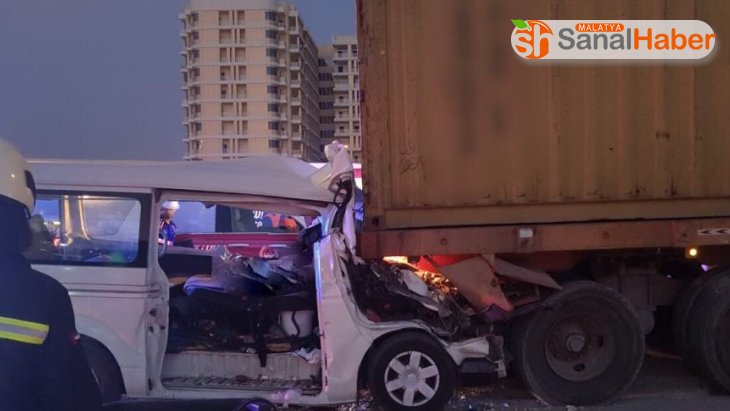 Dubai'de işçileri taşıyan minibüs kamyona çarptı: 8 ölü, 6 yaralı