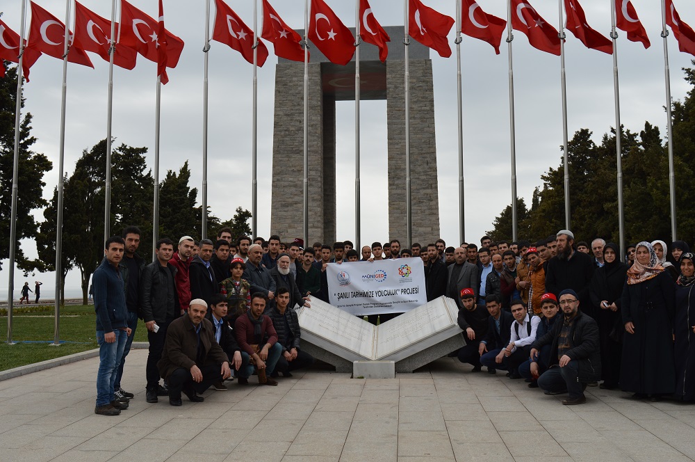 80 öğrenciyi Çanakkale-İstanbul gezisine götürüldü