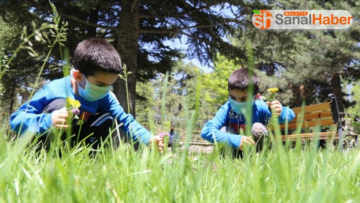 Elazığ'da 5 yaşındaki ikizler 4 saatlik izinde doyasıya eğlendi
