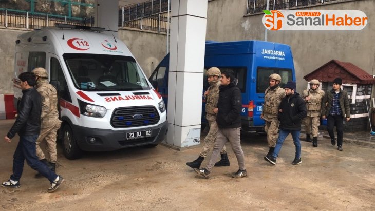 Elazığ'da bir minibüste 31 kaçak göçmen yakalandı