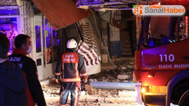 Elazığ'da çatısında çökme yaşanan bina tahliye edildi