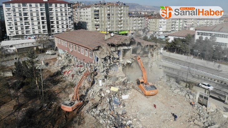 Elazığ'da depremde hasar gören 50 yıllık okullar yıkılıyor