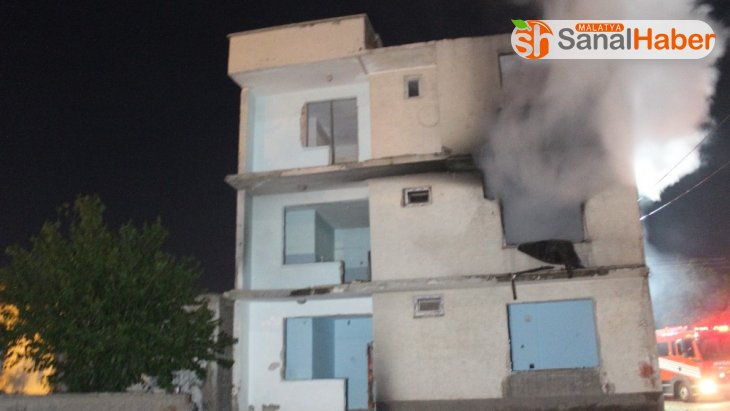 Elazığ'da depremde hasar gören binada yangın çıktı