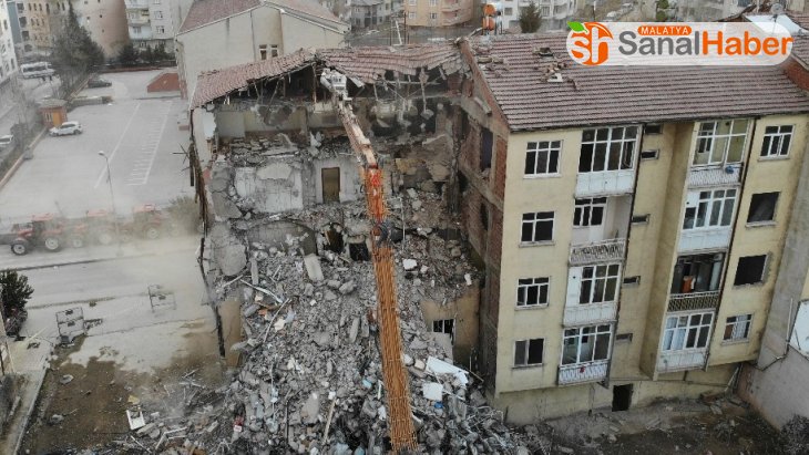 Elazığ'da depremin ardından ağır hasar alan bin 159 yapı yıkıldı
