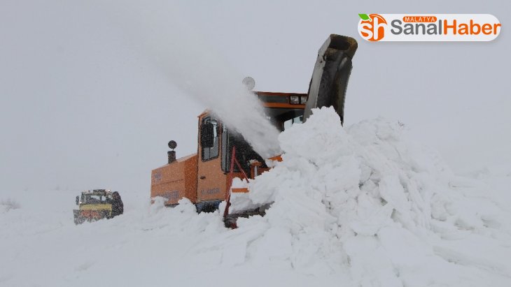 Elazığ'da kar 5 köy yolunu kapattı