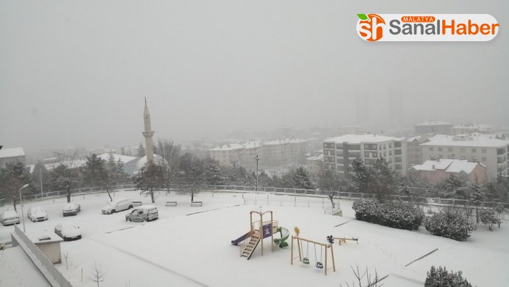 Elazığ'da kar nedeniyle kapalı 487 köy yolu açıldı