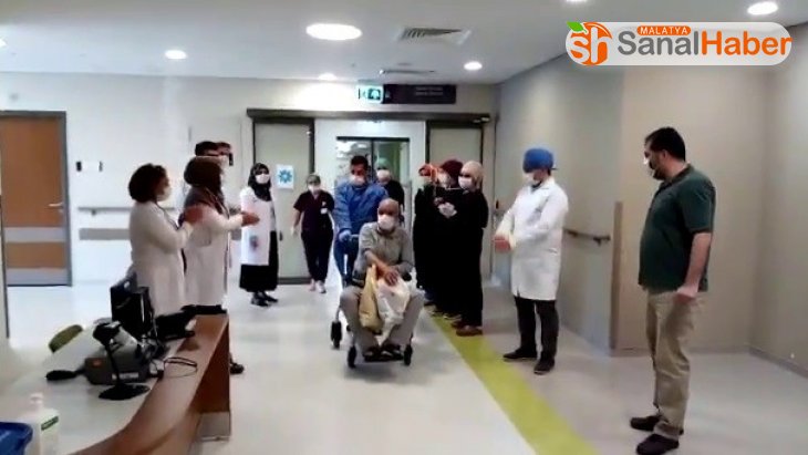 Elazığ'da korona'yı yenen hastalar alkışlarla taburcu edildi