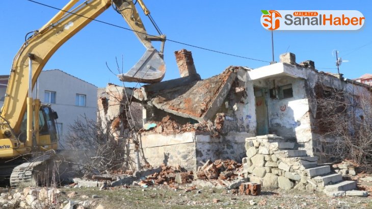 Elazığ'da metruk binaların yıkımı başladı