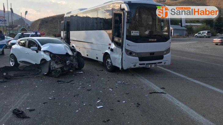 Elazığ'da midibüs ile otomobil çarpıştı:2 yaralı