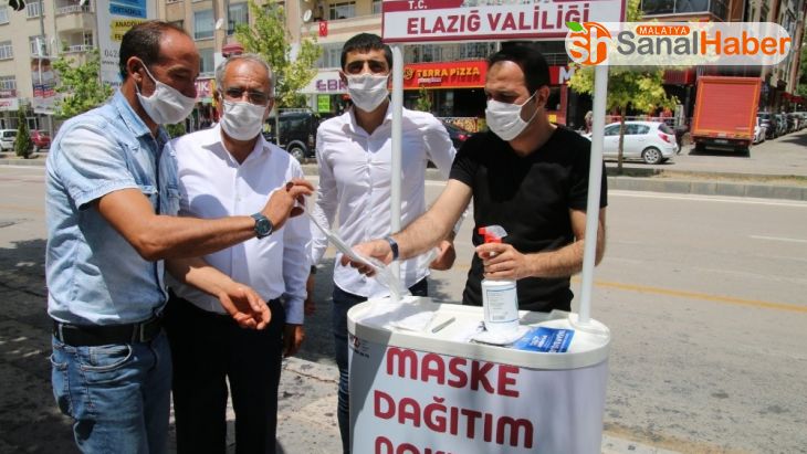Elazığ'da vatandaşa maske hizmeti