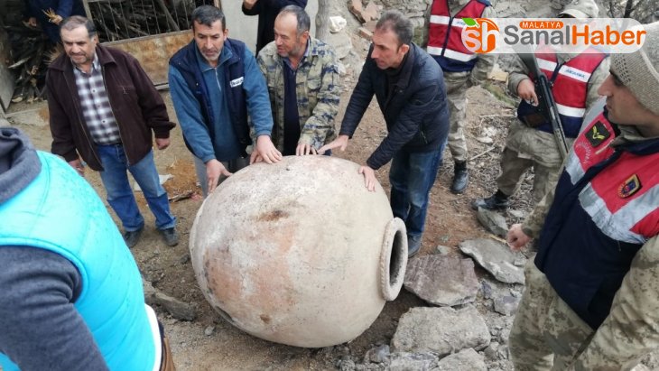 Elazığ'da yıkılacak evden 700 yıllık 'Tahıl Küpleri' çıktı