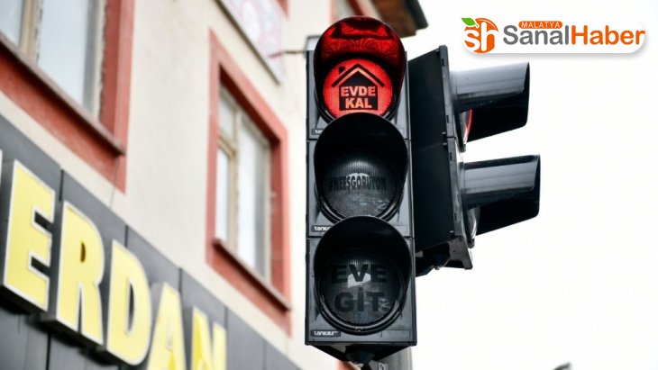 Elbistan'da trafik ışıklarında tebessüm ettiren 'korona virüs' uyarısı