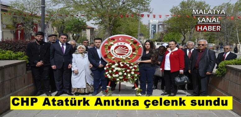 Malatya'da CHP Atatürk Anıtına çelenk sundu