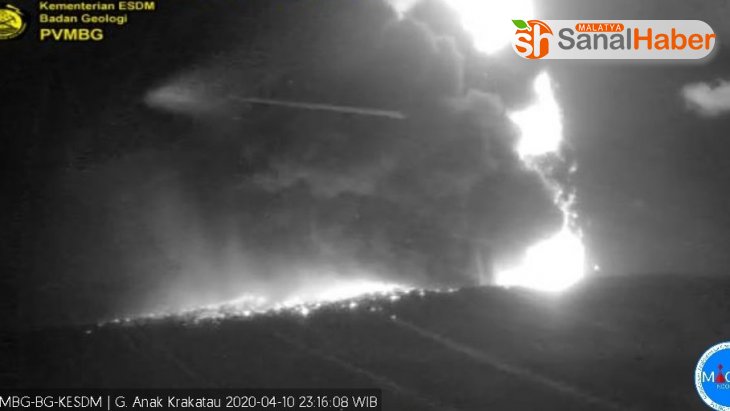 Endonezya'da Krakatau Yanardağı 500 metre yüksekliğe kül püskürttü
