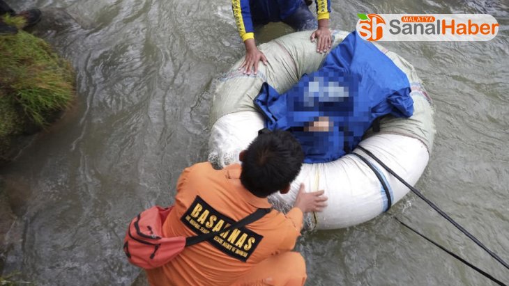 Endonezya'da otobüs nehre uçtu: 25 ölü