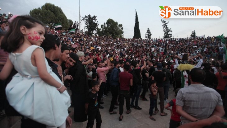 Esad karşıtı eylemlerin önemli ismi Sarut'un ölüm yıldönümünde binlerce kişi bir arada