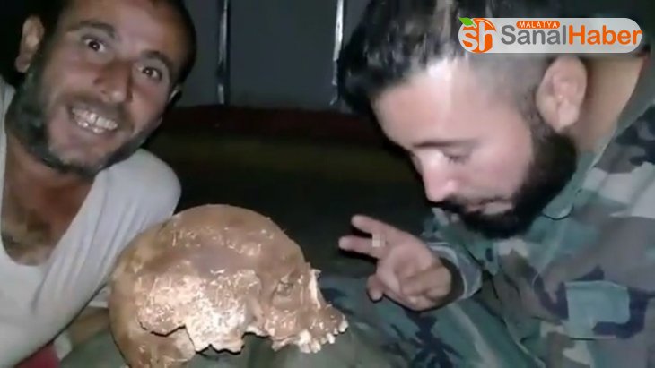 Esad rejimi askerleri mezardan kafatası çıkartıp video çekti