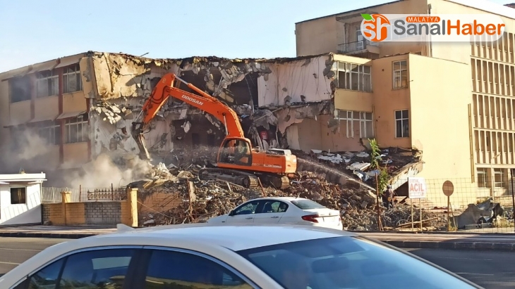 Eski SSK hastanesinin yıkımı başladı