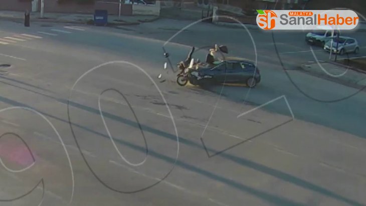 Feci kaza anları kamerada, otomobillerin çarptığı motosikletliler fırladı