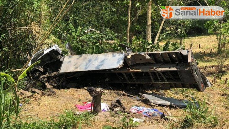 Filipinler'de kamyon uçurumdan yuvarlandı : 20 ölü