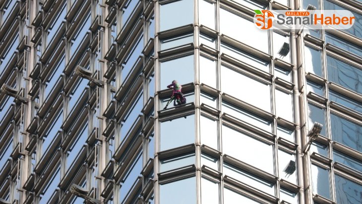 Fransız 'Örümcek Adam' bu kez Hong Kong'da gökdelene tırmandı