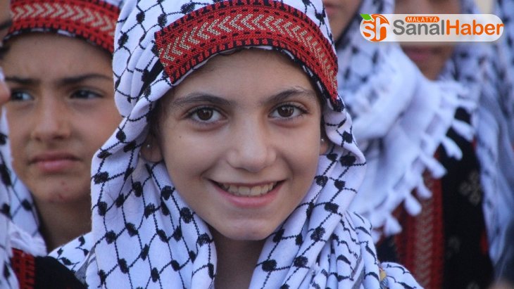 Gazze'de renkli Geleneksel Filistin Giysileri Günü