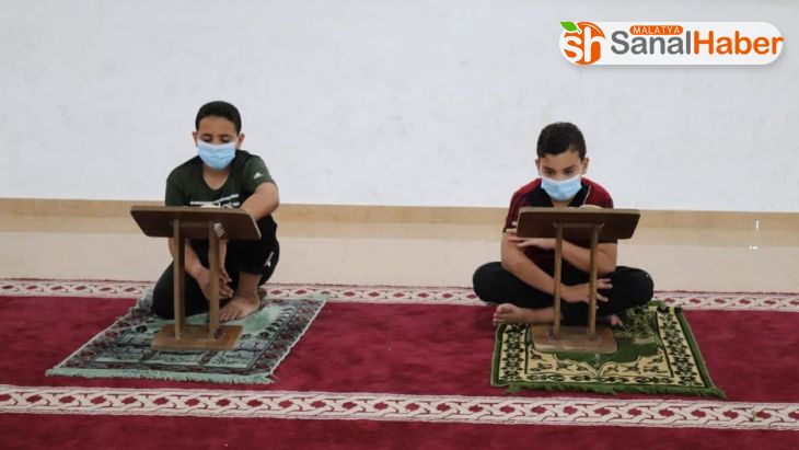 Gazze'deki öğrenciler Kur'an kurslarına yeniden başladı