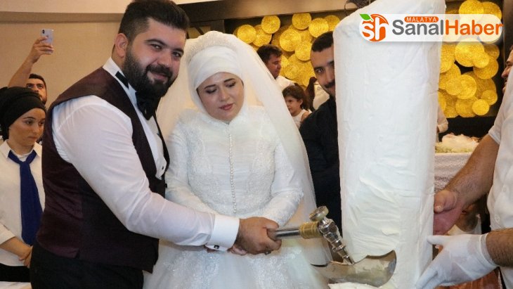 Genç çift, düğünde pasta yerine Maraş dondurması kesti