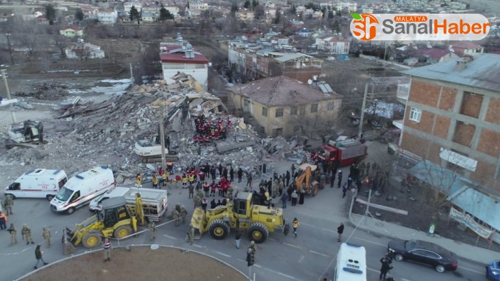 Gezin'de enkaz altında kalan 5 vatandaştan 2'si ölü 3'ü yaralı çıkartıldı