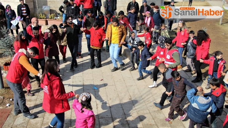 Gönüllüler, çocukların depremin etkisinden kurtulmasına aracılık ediyor