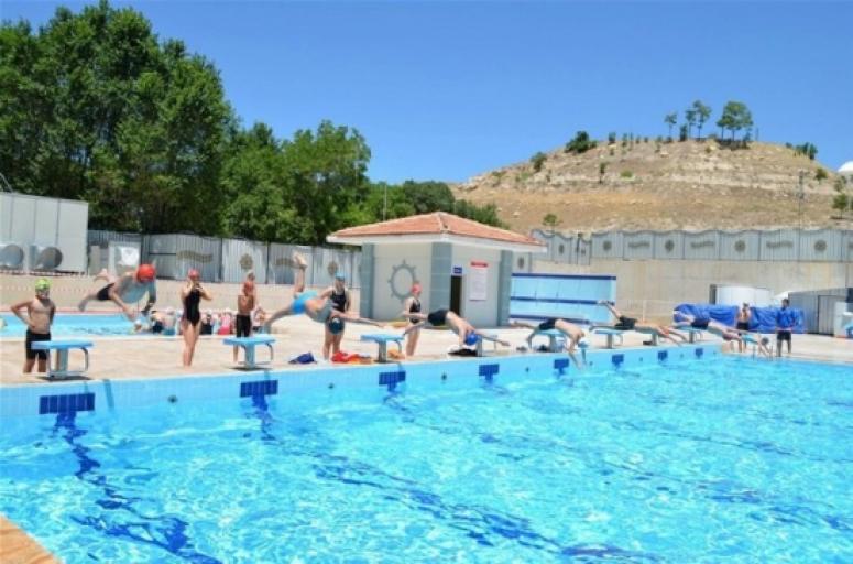 Olimpik Yüzme Havuzu Serinlemek İsteyenlerin Akınına Uğruyor