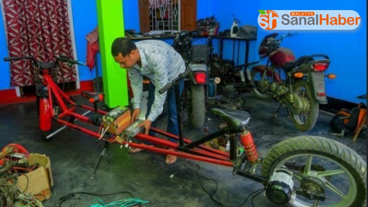 Hindistanlı tamirci sosyal mesafeli motosiklet yaptı