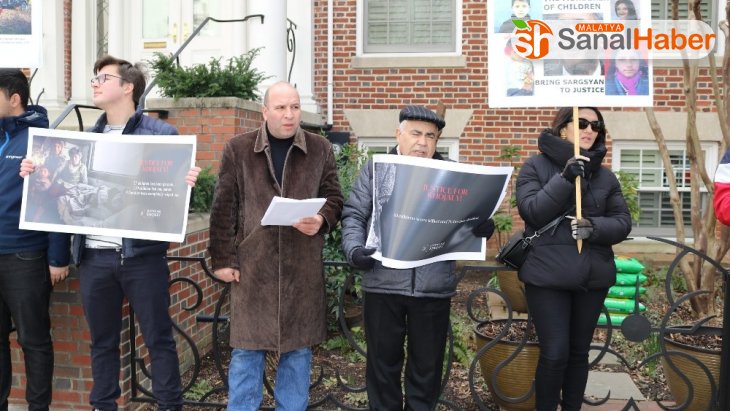 Hocalı Katliamı Ermenistan'ın Washington Büyükelçiliği önünde protesto edildi