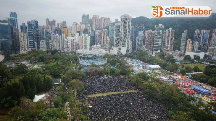 Hong Kong'da eylemciler yılın ilk gününde yine sokaklara döküldü