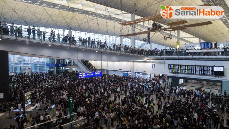 Hong Kong Uluslararası Havalimanı'ndaki tüm uçuşlar iptal edildi