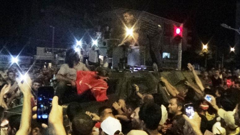 Malatya'da Halk Asker araçına geçit vermedi Polis direksiyona geçip aracı çekti 