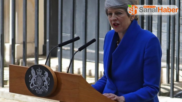 İngiltere'de başbakanlık görevinden istifa eden Theresa May, 'Parlamentonun bir üyesi olarak görevime devam etmekten gurur duyuyorum' sözleriyle Downing Street'ten ayrıldı.
