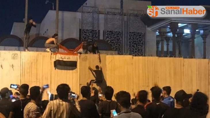 Irak'ta göstericiler İran Konsolosluğunu basıp Irak bayrağı açtı