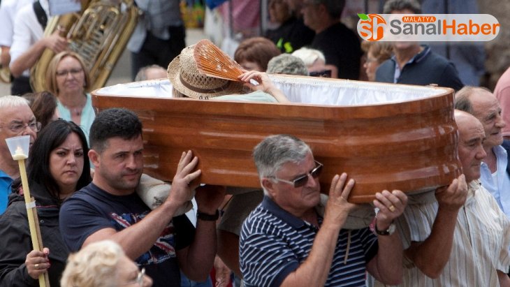 İspanya'da ölümden dönenleri tabutlarda canlı taşıma töreni